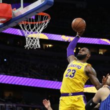 L. Jamesas įtempė raumenis – jo 51 taškas pakylėjo „Lakers“