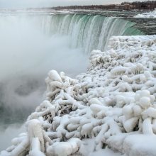 Įspūdingas žiemos reginys: užšalo Niagaros krioklys