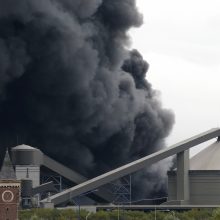 Šiaurės Prancūzijoje chemijos įmonėje siaučiantis gaisras kelia pavojų Senai