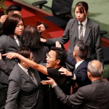 Honkongo įstatymų leidėjai, vėl trukdę lyderei, ištempti iš parlamento