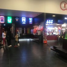 Lankytojai nustėro: kino teatre „Cinamon“ alkoholis liejasi laisvai