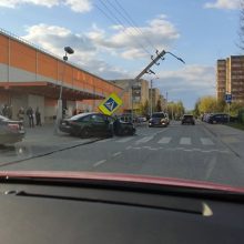 Girto vairuotojo kelionė Kaune baigėsi smūgiu į stulpą