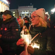 Lenkijoje tūkstančiai žmonių išėjo į gatves gedėti nužudyto Gdansko mero