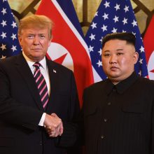 Hanojuje susitikę D. Trumpas ir Kim Jong Unas paspaudė vienas kitam rankas