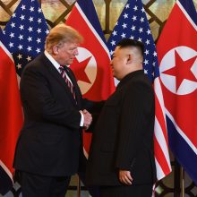 Hanojuje susitikę D. Trumpas ir Kim Jong Unas paspaudė vienas kitam rankas