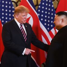 Hanojuje susitikę D. Trumpas ir Kim Jong Unas paspaudė vienas kitam rankas