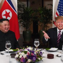 Hanojuje susitikę D. Trumpas ir Kim Jong Unas paspaudė vienas kitam rankas