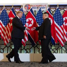 Hanojuje susitikę D. Trumpas ir Kim Jong Unas paspaudė vienas kitam rankas