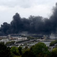 Šiaurės Prancūzijoje chemijos įmonėje siaučiantis gaisras kelia pavojų Senai