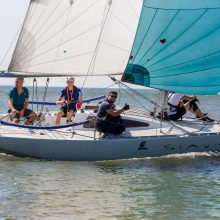 Įspūdingi vaizdai ir įtempta kova: Klaipėdoje startavo 52-oji „Kuršių marių regata“