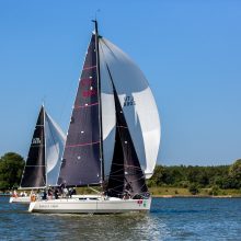 Įspūdingi vaizdai ir įtempta kova: Klaipėdoje startavo 52-oji „Kuršių marių regata“