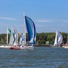 Įspūdingi vaizdai ir įtempta kova: Klaipėdoje startavo 52-oji „Kuršių marių regata“