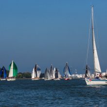 Įspūdingi vaizdai ir įtempta kova: Klaipėdoje startavo 52-oji „Kuršių marių regata“