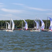 Įspūdingi vaizdai ir įtempta kova: Klaipėdoje startavo 52-oji „Kuršių marių regata“