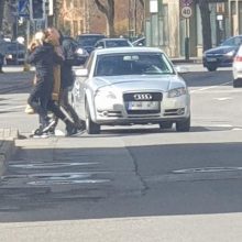 Skaudi nelaimė S. Daukanto gatvėje: pėsčiųjų perėjoje „Audi“ kliudė moterį