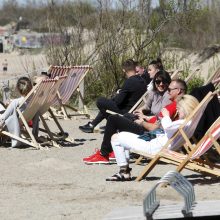 Poilsiautojų nebaido jokios kliūtys: pajūris žmones vilioja dar neprasidėjus vasaros sezonui