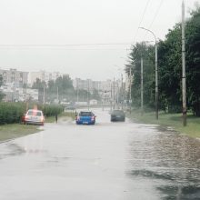 Vilnių skalavo galinga liūtis: kai kurios gatvės – nepravažiuojamos, skendo automobiliai