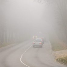 Kai kur Lietuvoje eismo sąlygas sunkina rūkas