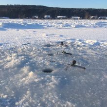 Žvejai nepaiso įspėjimų: jau išmėgino Kuršių marių ledą
