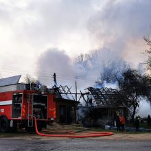 Liepsnose pražuvo veiviržėniškių sodyba: senolė ir sūnus liko be namų