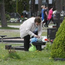 Prieš Motinos dieną klaipėdiečiai skuba tvarkyti kapų