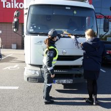 Neįgaliųjų vietose – sveikųjų mašinos