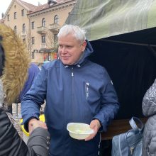 Teatro aikštėje klaipėdiečiai šildėsi žuviene ir kareiviška koše