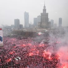 Lenkijoje paskelbta premija už informaciją apie asmenis, sudeginusius ES vėliavą