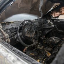 Vilniaus rajone nenustatytas asmuo sudegino penkis automobilius: bandė padegti ir ūkinį pastatą