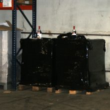 Sandėlyje Vilniuje muitininkai rado per 2,1 tūkst. nelegalios degtinės butelių