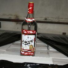 Sandėlyje Vilniuje muitininkai rado per 2,1 tūkst. nelegalios degtinės butelių