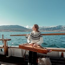 Muzika: ramybės momentais L.Žilinskaitė grodavo laivo įgulai.