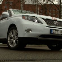 Už atgautą olimpiečio rentą E. Petrauskas įsigijo „Lexus“: numeriai – su ypatinga reikšme