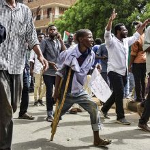 Sudane po masinių protestų rasti trys lavonai
