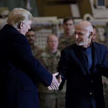 Amerikiečių karius Afganistane aplankęs D. Trumpas: JAV tęsia derybas su Talibanu