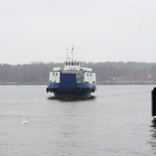 Atnaujinta dėl įtariamo sprogmens Klaipėdoje sustabdyta laivyba keltais