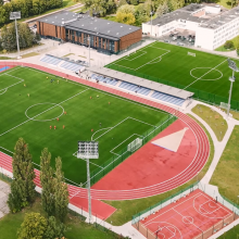 Futbolo mokyklos komplekse jau treniruojasi jaunieji mokyklos auklėtiniai.