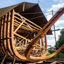 Gimimas: burlaivio „Ceiba“ statybos aikštelėje neįprastos formos konstrukcijos.