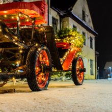 Karieta: Priekulėje Kalėdų Senelio lūkuriuoja išpuošta karieta. 