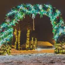 Vartai: doviliškiai metų sandūrą šiemet pasitinka simboline arka. 