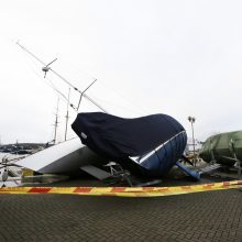 Klaipėdą talžantis vėjas pridarė žalos: nuvertė jachtą, ant žemės guldė medžius