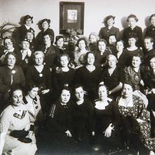 Aktyvios: Lietuvos moterų draugijos aktyvistės. Centre sėdi Sofija Smetonienė, o A.Zikarienė – po Gabrielės Petkivaičaitės-Bitės portretu, kairėje.