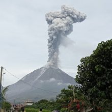 Indonezijoje iš Sinabungo ugnikalnio išsiveržė pelenų stulpas