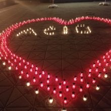 Žvakių šviesa miestų ir miestelių aikštėse pagerbti organų donorai