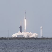 „SpaceX“ raketa su dviejų JAV astronautų įgula pradėjo istorinį skrydį