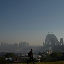 Liepsnos ryja Australijos krūmynus: oro užterštumas Sidnėjuje pasiekė pavojingą lygį