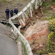Prancūzų prokuroras atskleidė priežastį, kodėl sugriuvo kabamasis tiltas