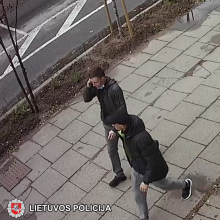 Vilniaus policija ieško vaizdo kameromis užfiksuotų vaikinų: gal atpažįstate?