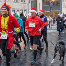 Vilniuje surengtame šventiškame bėgime gera nuotaika dalijosi šimtai pasipuošusių bėgikų