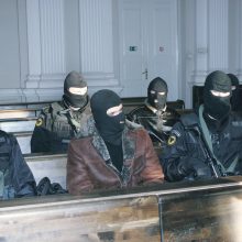 2006 m. „Aro“ kovotojai saugo ir atsivertusius mafiozus - „Ramaškinių“ gaujos atstovą D. Užkuraitį ir prieš buvusius sėbrus liudijusį Joną Bielskį.
